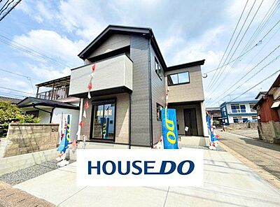 外観:角地に建っており、2面道路に接してます。 外観:角地に建っており、2面道路に接してます。