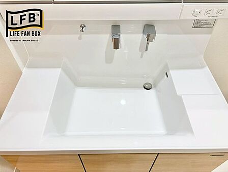 両サイドに小物が置けるスペースがあるのは嬉しいですね!