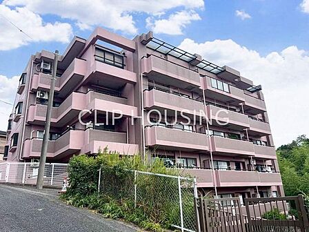 爽やかな青空の下に贅沢なほどに降り注ぐ陽光、豊かな居住性と、クオリティが見事に調和した住空間は、住まうことの喜びを感じさせてくれます。