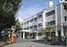 周辺：横浜市立港南台第二小学校 徒歩8分。 590m