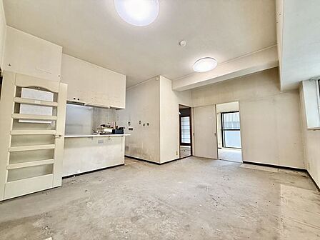 角部屋の大きな特徴は、他の住戸との設置面が少なく、両側が他の住戸と接している物件に比べ、騒音リスクが軽減されます。他人の生活音を気にしなくて良く、自身の生活音も干渉されることが少なくなります。