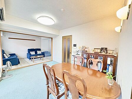 5階リビングは、扉を開放して広々とした1大空間として使うのはもちろん、和室部分を仕切れば独立した個室としても活用可能!ライフスタイルや家族構成の変化に合わせて、柔軟にお部屋の使い方を変えられます。
