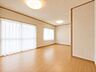 洋室：リメイクシートやウォールステッカーを貼るだけでお部屋の雰囲気はガラッと変わって気分転換になります。