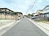 外観：幅員約6mの前面道路です。道路幅が広いので、向かいの住宅とも距離があるため日当たりも確保しやすいです。