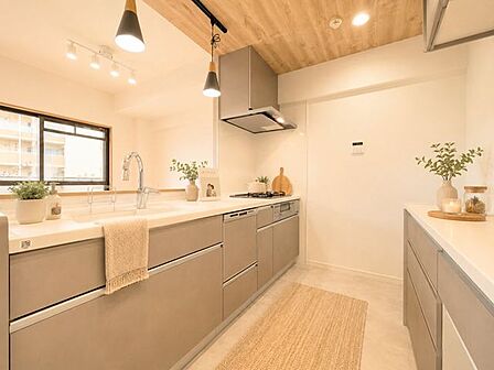 ゆとりのワークトップで配膳用のお皿を並べながらの調理もできそうですね。※実際の写真に家具や調度品をCG合成したものです。