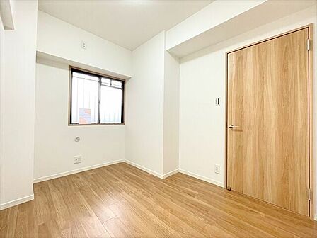コンパクトなお部屋ですが、窓からの採光で圧迫感なく生活できます♪