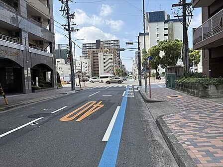 マンション東側前面道路です。東側端通にあたります。