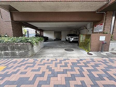 マンション下部にある駐車場です。