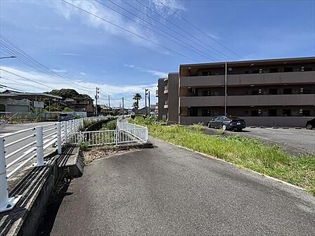 マンション東側前面道路です。