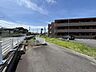 外観：マンション東側前面道路です。