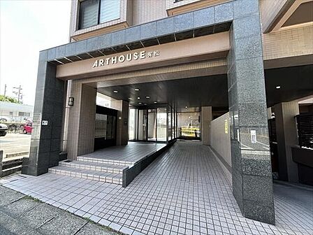 マンション西側エントランスです。オートロックシステムを採用。不審者の侵入を未然に防ぐだけでなく、住まう方のプライバシーをしっかりと守ります。