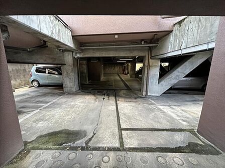 マンション下部にも駐車場が完備されています。