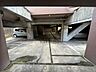 駐車場：マンション下部にも駐車場が完備されています。