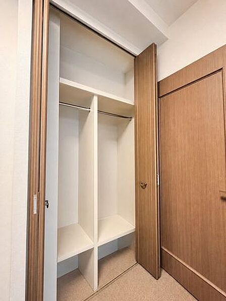 5帖:上下の棚を活用して、衣類から小物までたっぷり収納可能。※実際の写真から家具消しの加工行っております。