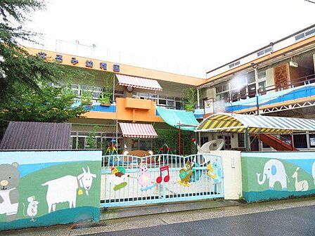 鳴海幼稚園昭和30年創立。名古屋市緑区で一番古い歴史をもつ幼稚園。【目的】 教育基本法並びに学校教育法により幼児を教育し、適当な環境を与えて、その心身の発達を助長して健全な園児を育成する。 660m