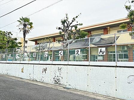 黒石保育園園庭のまわりには大きな木がたくさんあり、緑豊かな保育園です。1階が幼児クラスと給食室、2階が乳児クラスと遊戯室です。園庭は細長いのですが広さはあり、毎日元気に子どもたちが遊んでいます…