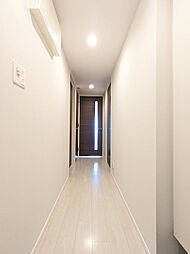 白を基調とした廊下。明るく開放感のある空間を演出します