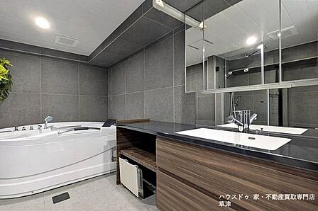 広々としたカウンターが魅力。使い心地の良い洗面空間。