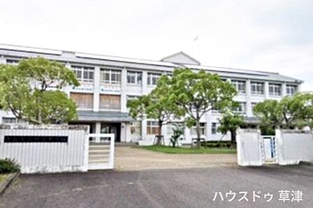【明富中学校】平成3年度に開校した中学校です。「智・仁・勇・体」を校訓とし「心豊かでたくましく人生を切り拓く生徒の育成」を教育目標に掲げています。学校HPにて学校行事の様子や年間行事を紹介しています…