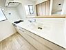 キッチン：【キッチン】家族の会話が弾む対面キッチン。使いやすい動線で毎日の料理が楽しくなる空間です！