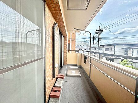【バルコニー】暖かい陽ざしが差込むバルコニー。晴れた日には洗濯物が良く乾きます!