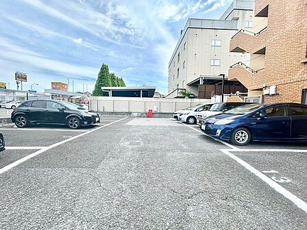 【駐車場】ファミリーカーも悠々駐車できるスペースです。お車好きにはたまらないですね!