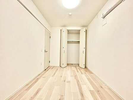 【洋室】収納スペースたっぷりの洋室で、お子様用としてもピッタリのお部屋です!