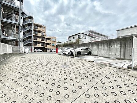 【駐車場】ファミリーカーも悠々駐車できるスペースです。お車好きにはたまらないですね！