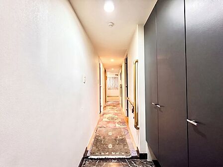 【玄関】明るく開放的な玄関です。収納も豊富なので、靴が多くてもスッキリ収納できます!※CGで家具等を消しております。