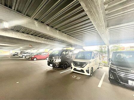 【駐車場】ファミリーカーも悠々駐車できるスペースです。お車好きにはたまらないですね!