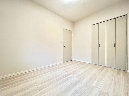 【洋室】全居室に収納を完備しておりますので、自分好みのお部屋にカスタマイズ可能です!
