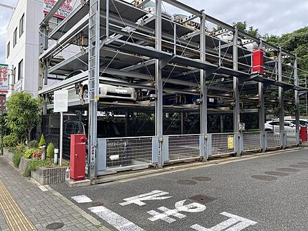【駐車場】ファミリーカーも悠々駐車できるスペースです。お車好きにはたまらないですね!