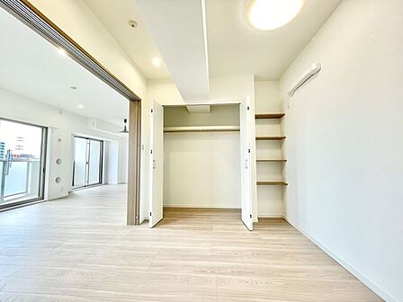 【洋室】全居室に収納を完備しておりますので、自分好みのお部屋にカスタマイズ可能です!
