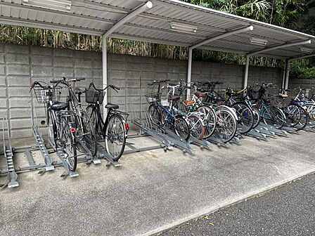 【駐輪場】雨の日も嬉しい屋根付き駐輪場です。