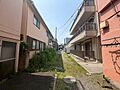 建物に挟まれた...
