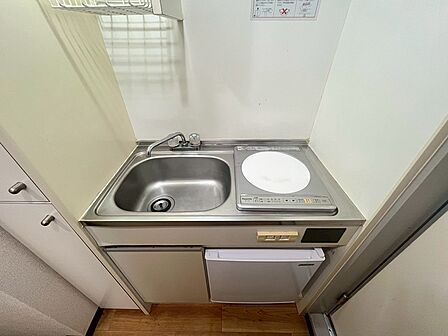 コンパクトながらIHコンロ、シンク、冷蔵庫を完備したキッチン。調理スペースも確保されており、一人暮らしの自炊をサポートします。