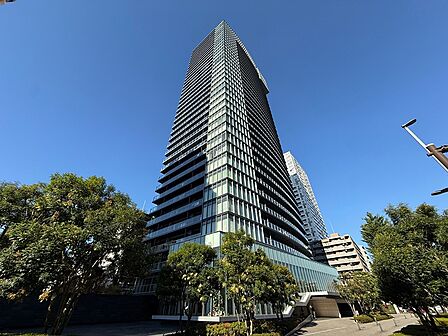 空の青と建物のコントラストが美しい、都会的な佇まいのマンション。洗練されたデザインが、新しい暮らしを予感させます。