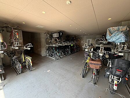 通勤・通学にも便利な敷地内駐輪場を完備。大切な自転車を雨風から守ります。