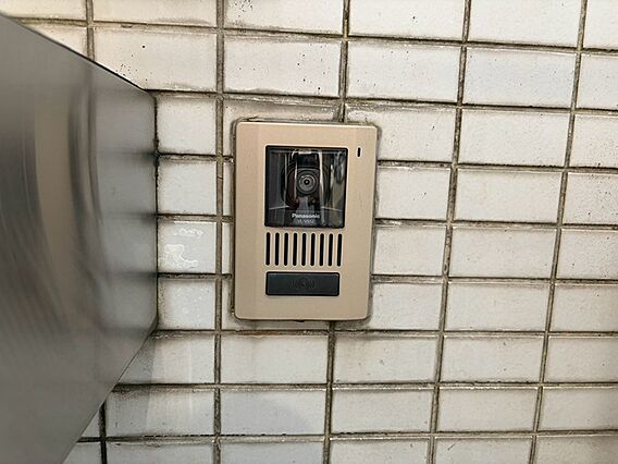 来訪者の顔を確...