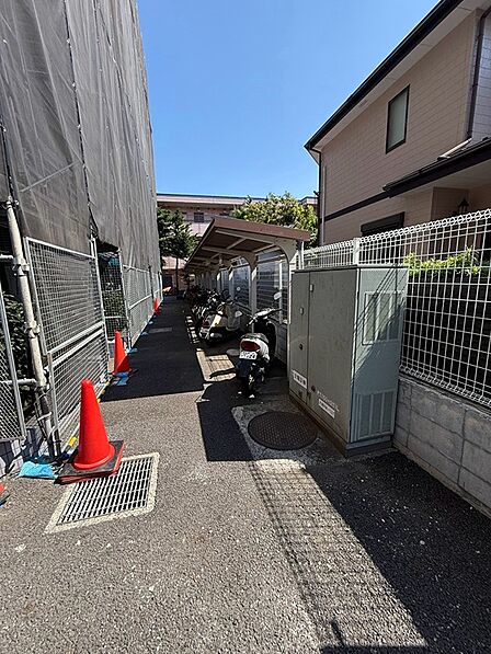 駐輪場が併設されており、通勤・通学にも便利です。周辺の状況もご確認いただけます。