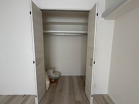 お洋服もたっぷり収納できるクローゼット。上部の棚には小物も置けます。すっきり片付いた空間で快適に過ごしませんか。