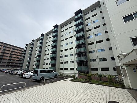 住棟が連なる大規模マンション。敷地内に駐車場を完備し、マイカーをお持ちの方にも快適な暮らしを提供します。