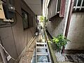 建物の間にゆと...