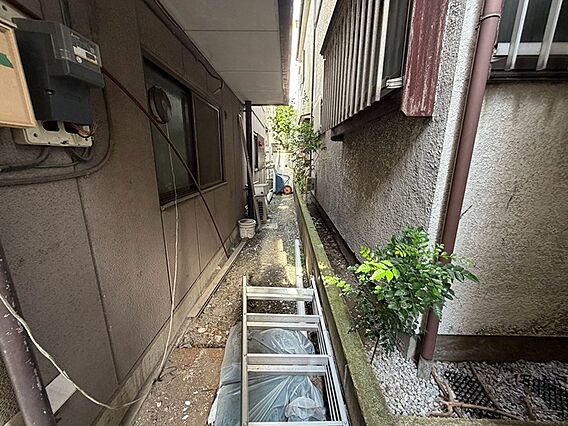 建物の間にゆと...