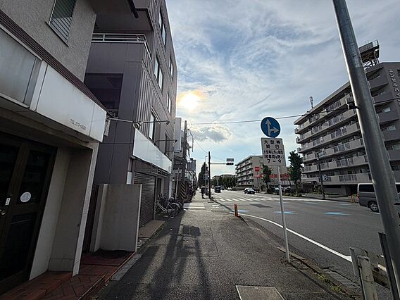 建物と前面道路...