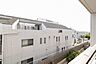 その他：周囲には低層の建物が並び、落ち着いた住環境が広がります。遠くまで視界が開け、開放感のある眺望です。