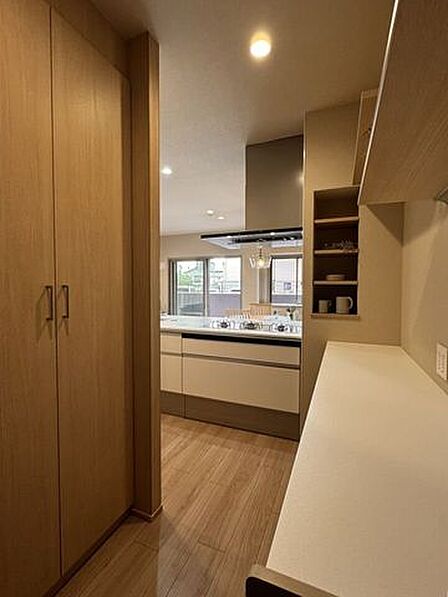 キッチン内パントリーとカップボードや造作収納☆