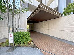 【エントランス】上部に庇を設けており、雨の日でも濡れずに傘の開閉や荷物の出し入れが可能です。