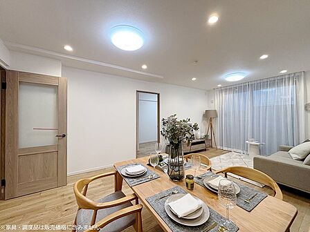 【LDK 約17.2帖】ナチュラルな色味のフローリング・建具を使用し、温もりあふれる内装デザインに仕上げました。