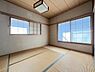 室内：2階和室6帖　こちらは3面採光のお部屋になります。明るさ・風通りが良いですよ。押入れ収納がございます。